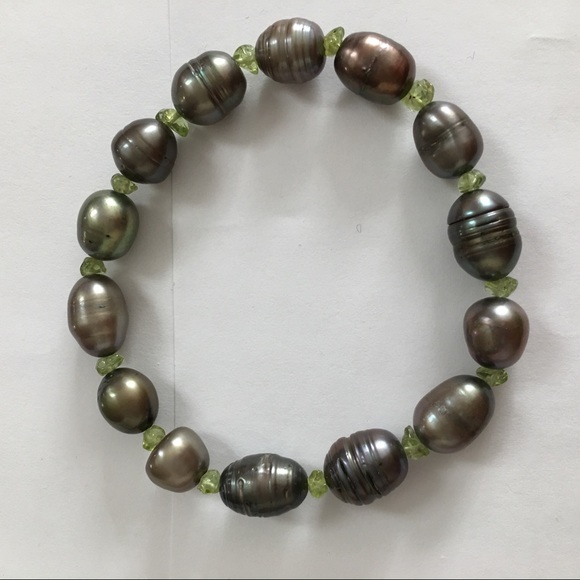 Peacock grey cultured freshwater pearl & natural peridot bracelet - Picture 4 of 6